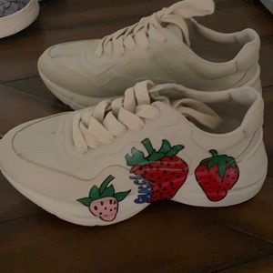 G g sneakers size is 7